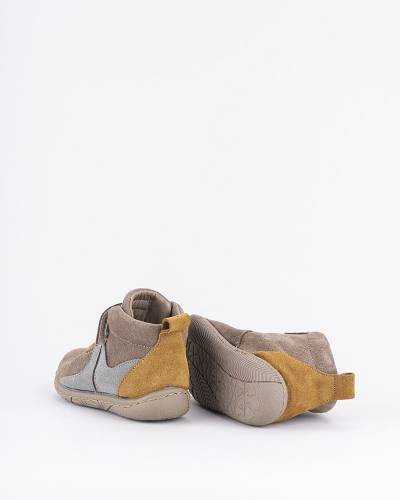 Botín piel serraje niño Zapy color taupe