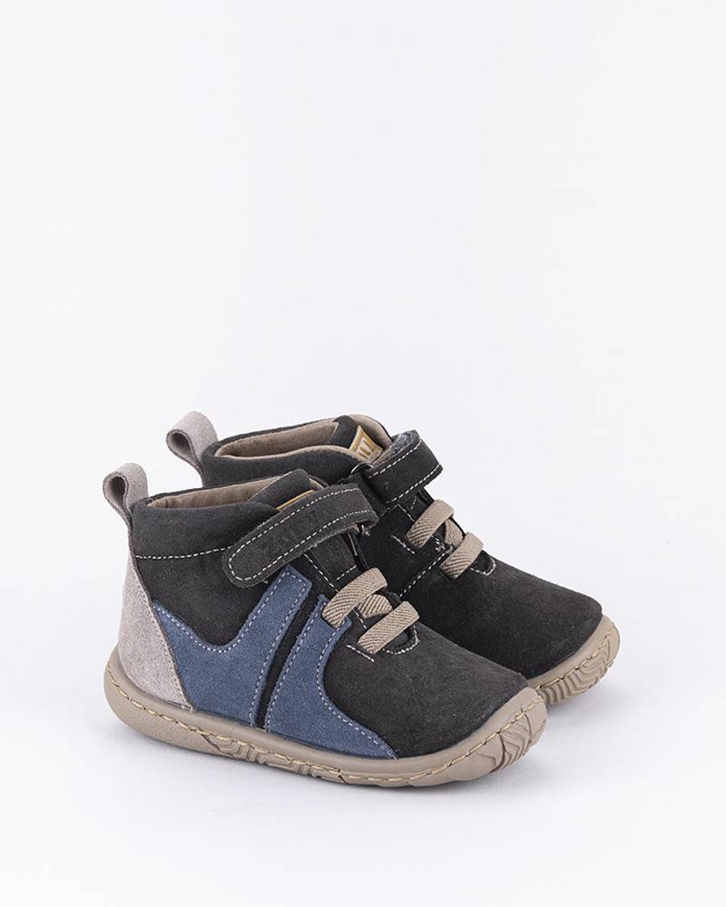 Botín de piel serraje Zapy para niños color marengo-jeans. Calzado con suela antideslizante, respetuoso y muy flexible.