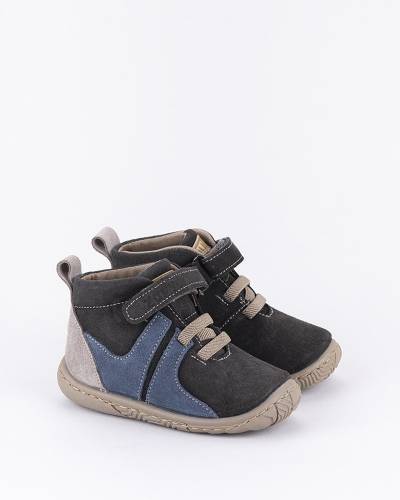 Botín de piel serraje Zapy para niños color marengo-jeans. Calzado con suela antideslizante, respetuoso y muy flexible.