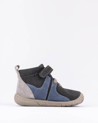 Botín de piel serraje Zapy para niños color marengo-jeans. Calzado con suela antideslizante, respetuoso y muy flexible.