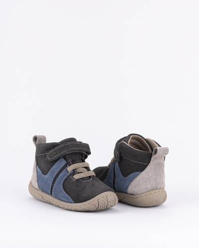 Botín de piel serraje Zapy para niños color marengo-jeans. Calzado con suela antideslizante, respetuoso y muy flexible.