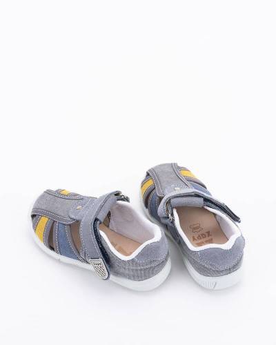 Sandalia de lona niño de la marca Zapy color gris-mostaza.