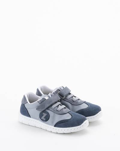Deportivo infantil para niños fabricado con materiales y suela muy flexible.