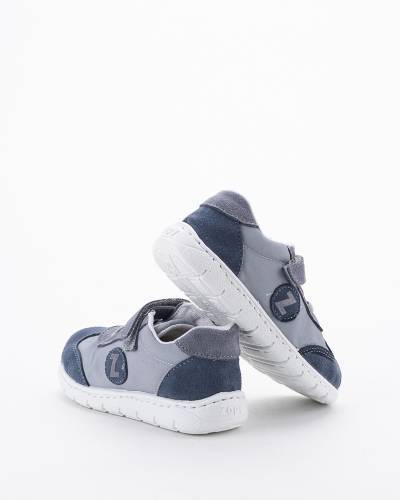 Deportivo infantil para niños fabricado con materiales y suela muy flexible.